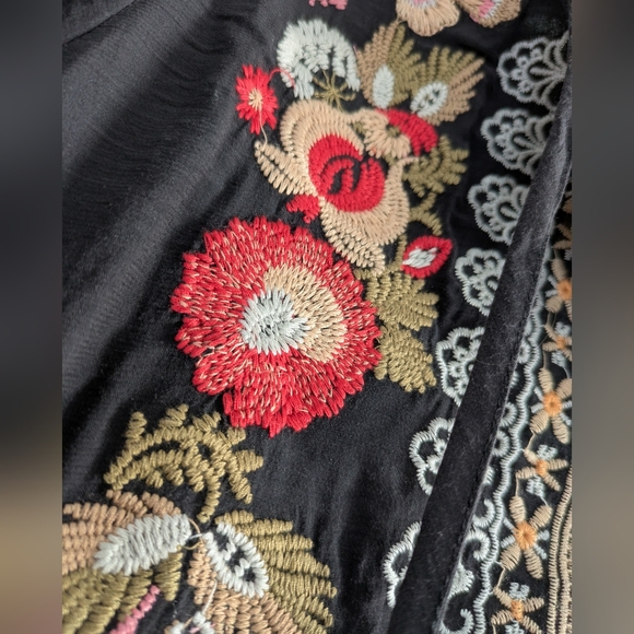 Andree‎ By Unit Embroidered Floral Top Tunic Gray - Picture 4 of 9